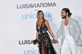 Check spelling or type a new query. Sie Hat Ja Gesagt Heidi Klum Und Tom Kaulitz Verlobungsfoto Unterm Tannenbaum