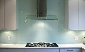 A contemporary kitchen without color looks bland and lifeless. Glass Backsplash Cozinhas