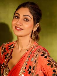 ShilpaShettyKundra just made orange a tad more beautiful in this elegant  saree. 🧡😍 #Celebs