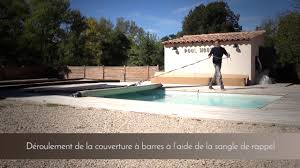 La bâche à barres aussi appelée couvertures de sécurité à barre offre un double avantage, elle permet comme la bâche à bulles de maintenir la température de l'eau. Apf Comment Installer Une Couverture A Barres Pour Piscine Youtube