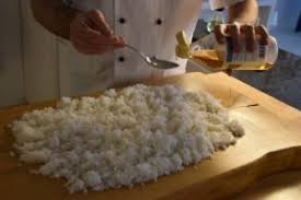 Negli ultimi anni questo piatto giapponese di pesce crudo e riso (anche se esistono oggi vogliamo dare una risposta alla domanda come fare il sushi a casa? Sushispecial 1 3 Come Fare Il Riso Da Sushi Perfetto