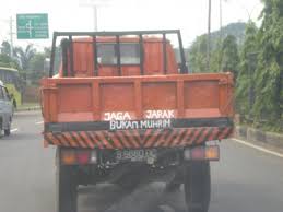 Setiap pengendara akan gagal fokus pada tulisan tersebut hingga tanpa sadar telah tersenyum. 19 Ragam Tulisan Absurd Di Truk Yang Dijamin Bikin Ketawa Ngakak
