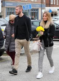 Le gardien de la roja (sélection espagnole) est en couple avec une célèbre chanteuse espagnole, edurne. Edurne Y David De Gea Disfrutan Con Su Familia En Manchester