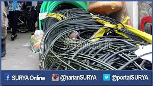 Selain jadi pusat ekonomi, surabaya juga dikenal sebagai pusat pendidikan di provinsi jawa timur. Satpol Pp Surabaya Tangkap Tangan Pelanggar Aturan Pasang Kabel Fiber Optik Halaman 2 Surya