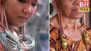 Hiasan diri wanita iban, sarat dengan barangan perak seperti tali pinggang berbentuk duit syiling, rawai dan sugu tinggi (perhiasan di kepala). Cuping Telinga Panjang Tambah Jelita Gadis Orang Ulu