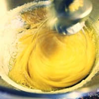 mescolare uova e zucchero e aggiungere olio farinacannella sale,lievito