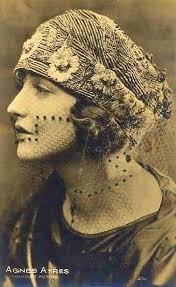 This list of female celebrities is loosely sorted by popularity. L Attrice Agnes Ayers Con Un Cappello Elaborato Con Tanto Di Veletta Cappelli Delle Donne Foto Di Moda Donne Vintage