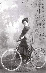 自転車に乗るハイカラ女学生 自転車の国産化は20年代からで 明治末には40万台近くあった 明治末 サイクリングアート 古写真 古い写真