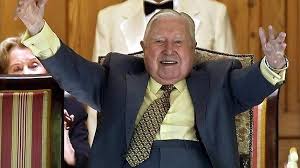 En primera instancia, se casó con graciela fernández, con quien procreó seis hijos. Salta La Polemica En Chile Por La Exhibicion De Una Pelicula Sobre Pinochet