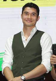 Henry golding is hollywood's next leading man. Datei Carmen Roberts And Henry Golding Presenters The Travel Show Bbc Cropped Jpg Wikipedia