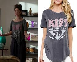 Andi Mack Season 2 Episode 12 Bex S Kiss Band Tee Shop Your Tv Ropa