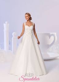 Un outfit perfetto per quelle occasioni leggermente più formali, ma che non richiedono camicia e cravatta. Abiti Da Sposa Semplici Ed Eleganti Con Decori Particolari 2018sposatelier