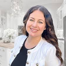 Tami Holt's Instagram, Twitter & Facebook