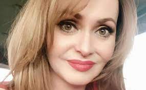 La actriz venezolana, gaby spanic,lanzará una saga de libros en 2019 no te pierdas todos los días sale el sol a las 8 a.m. Gabriela Spanic Posa Sin Ropa Y Recibe Criticas