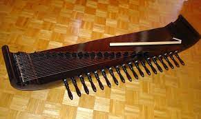Alat musik tradisional arumba terbuat dari bambu pilihan seperti awi temen, tali dan wulung (bambu hitam). Kacapi Wikipedia