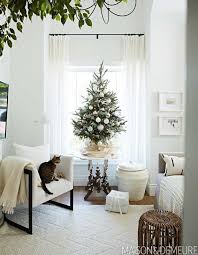11 Sapins De Noel Qui Inspirent Les Redacteurs De Maison Demeure Christmas Apartment Christmas Living Rooms Christmas Tree For Apartment