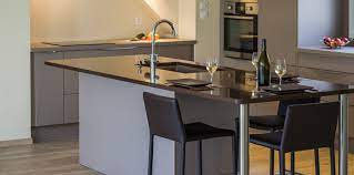 Le plan de travail en ilot est idéal pour ceux qui ne souhaitent pas cuisiner face au mur, mais transformer la préparation des repas en un moment de convivialité avec les membres de la famille et les amis. Une Cuisine Fonctionnelle Avec Un Plan De Travail Ilot Central