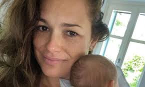 Jun 23, 2021 · alena e gigi hanno avuto due figli figli, louis thomas e david lee. Alena Seredova E La Nuova Dolcissima Foto Della Figlia Vivienne Radio 105
