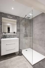 Salle De Bains Epuree Et Design Dans Une Maison Familiale Renovee Par L Architecte D Interieur Ma Bathroom Design Modern Bathroom Design Small Bathroom Remodel