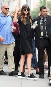 She was born in austin, texas, and is the daughter of actors don johnson and. Dakota Johnson Perfekt Furs Homeoffice Sie Tragt Das Wohl Bequemste Kleid Uberhaupt Bunte De