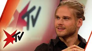 Rurik gislason's bio is filled with personal and professional info. Rurik Gislason Verlust Der Mutter Veranderungen Im Leben Und Let S Dance Show