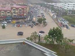 Pegawai angkatan pertahanan awam malaysia (apm) kota tinggi, mohd. Banjir Kilat Di Shah Alam Ratusan Kenderaan Terperangkap