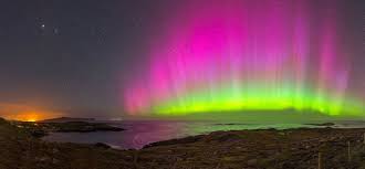 Dove Vedere L Aurora Boreale In Irlanda Irlandando It L'aurora polare, spesso denominata aurora boreale o australe a seconda che si verifichi rispettivamente nell'emisfero nord o sud, è un fenomeno ottico dell'atmosfera terrestre, caratterizzato principalmente da bande luminose di un'ampia gamma di forme e colori rapidamente mutevoli nel. dove vedere l aurora boreale in irlanda