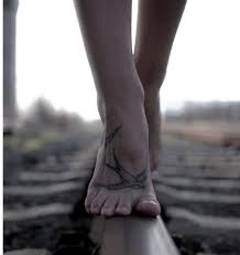 Pies Para Que Los Quiero Si Tengo Alas Para Volar Tatuaje Swallow A Flor De Piel Tatuajes Piel