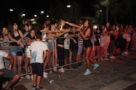 Κατάργηση της απλής αναλογικής και του ποσοστού άνω του 50% που απαιτείται για την εκλογή δημάρχων και περιφερειαρχών από τον πρώτο γύρο, εκλογή από. Binteo Kai Fwtografies Apo Th Synaylia Stikoydh Kings Sta Anw Liosia E Fyli