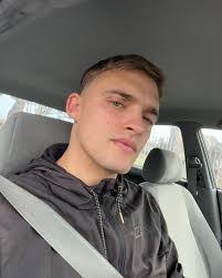 Justin Gillett's Instagram, Twitter & Facebook