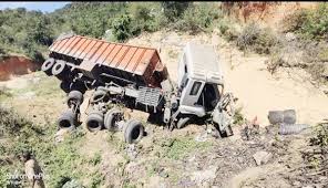 బోల్తాపడిన లారీ – క్లీనర్‌ మృతి – డ్రైవర్‌ కు గాయాలు - Prajasakti