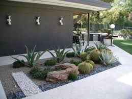 James wells, houzz contributor whether you live in an urban area or a beach cottage on the coast, if your home is sited close to the street, landscaping the front yard can pose quite a challenge. Landscaping Ideas For Small Front Yard Whaciendobuenasmigas