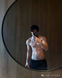 195cm篮球体育生因“尺度太大”爆火推特，人形打桩机到底有多诱惑.......-潮男潮北