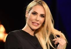 Rihanna, il padre pensò di assoldare un motociclista per vendicarsi di  Chris Brown