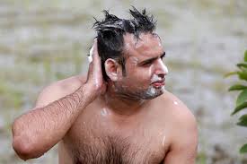 27.05.2020 · generally, men start seeing grey hair show up in their 30s, with around half of men showing greys by their 50s. Things That Cause Greying Of Hair In Young Men