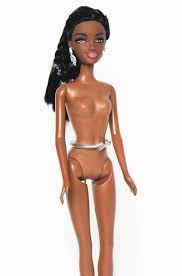 Negra barbie pelada