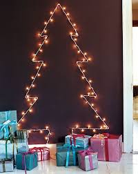 Plus classique, le cimier en forme de pointe posée sur une boule dorée ou argentée se fixe sur la dernière branche du sapin à l'aide du cône. 26 Idees De Sapins De Noel Pour Les Petits Espaces Noel 2019