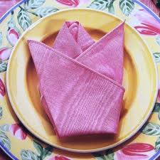 Dekorativ gefaltete servietten adeln jede tafel und tischdeko. Servietten Falten Fur Einen Schonen Esstisch Tolle Vorschlage