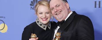 Les epouses, qui dominent la maison, les marthas, qui l'entretiennent, et les servantes, dont le rôle est la reproduction. The Handmaid S Tale Les Colonies Serena Margaret Atwood Le Showrunner Nous Dit Tout Sur La Saison 2 News Series Allocine