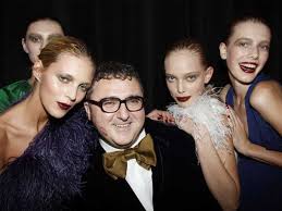 International award, council of fashion designers of america (cfda), june 2005 named chevalier of the légion d'honneur, paris S9 Cbdvq0qektm