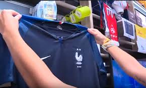 Maillot junior equipe de france domicile 2018. Enquete Entre Impatience Et Incomprehension Le Fiasco Du Maillot Deux Etoiles Des Bleus Au Stade Les Dernieres Infos Sports En Live