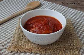 In una larga pirofila porre le erbe aromatiche , mescolarle con il vino, l'aceto balsamico, sale e pepe. Sugo Con Costine Di Maiale