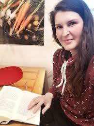 Dreidimensionale Bilder: Mahlsdorferin faltet aus alten Büchern  Kunstobjekte