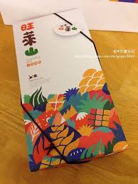 鳳梨酥一直是代表台灣的熱門伴手禮之一 我們也是很熱愛這一味的說 市面上販售鳳梨酥的店家跟廠牌更是多得 packaging design paper shopping bag design