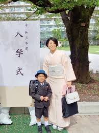 入学式に母親が着物を着ていい？ルールやマナー、レンタルも｜VERY