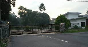 She is an actress and producer, known for korban fitnah (1961), permata di perlimbahan (1952) and singapore (1960). Front Gate Of The Inn Which Used To Be The Mysterious Castle Of Maria Menado Picture Of Melati Inn Pekan Tripadvisor