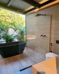 Que Banheiro Mais Lindo Com Revestimento Amadeirado No Piso E Ripado Na Parede Alem De Uma Vista Pr Beautiful Bathrooms Relaxing Bathroom Laundry In Bathroom