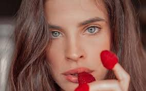 Την κατηγορούν ότι είπε ψέματα για τον εμβολιασμό της. Xristina Mpompa O Aderfos Ths Mpainei Sto Your Face Sounds Familiar