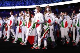 Italy has competed at all the modern olympic games. Olimpiadi Tokyo 2020 L Italia Sfila In Tuta Bianca Con Tricolore Le Battute