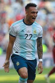 El argentino lautaro martínez duplicó su valor en el mercado y pasó a cristiano ronaldo en ese lautaro martínez se la fabricó solo y marcó el primero de la selección de argentina ante méxico. Copa America De Taco Lautaro Martinez Puso El 1 0 Para Argentina Ante Venezuela Tyc Sports Seleccion Argentina De Futbol Argentina Jugador De Futbol